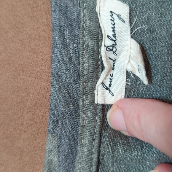 June and Delaney Women's Long Sleeve Camo Sweatshirt Size Small - Picture 4 of 7